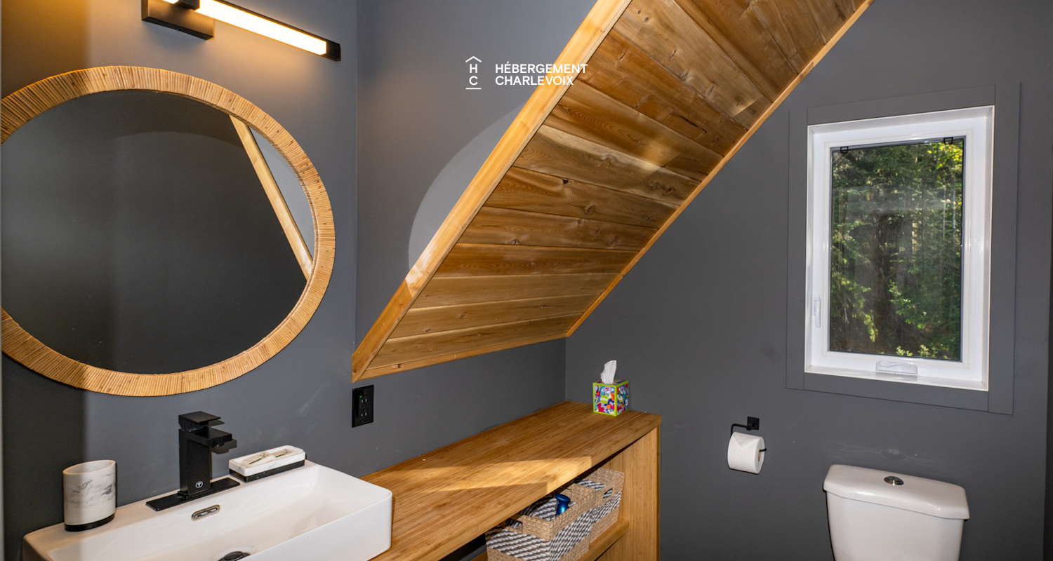 NAF-256 - Cottage on the edge of a lake with trail, waterfall and pond